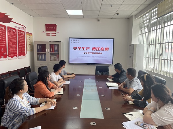 1719474887767092118.jpg 部门组织观看宣传片及学习安全文件精神 (3).jpg