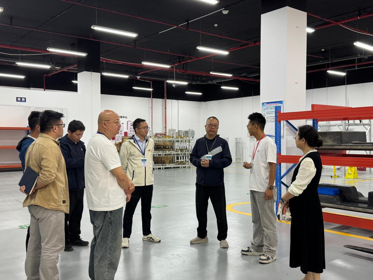 学院领导深入新能源汽车动力电池维修检测中心调研指导工作